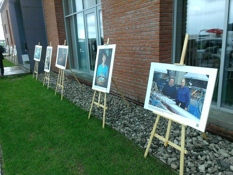 Галерея участников проекта перед входом в Digital Port.