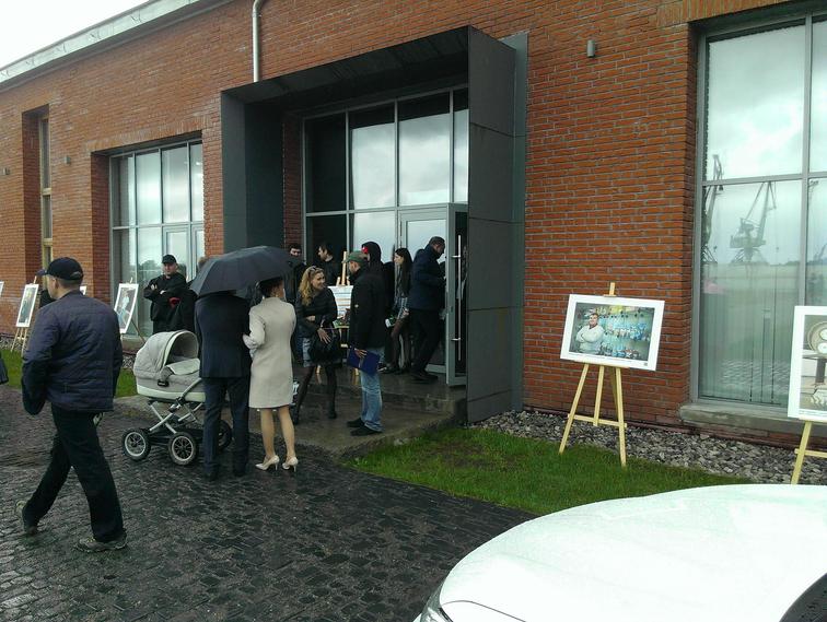 Главный вход в Digital Port. Очень много желающих только зайти в здание. Зал занят на 200%!