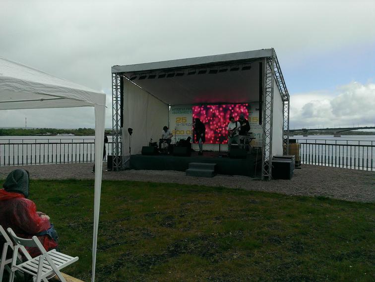 Сцена на открытой площадке, где состоялось открытие и первая встреча со спикерами.