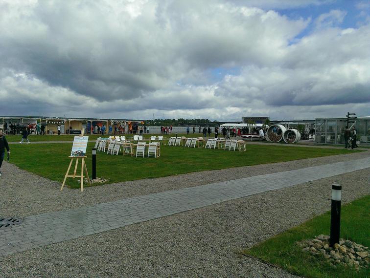 Слева расположены палатки с бизнесом. Справа сцена.