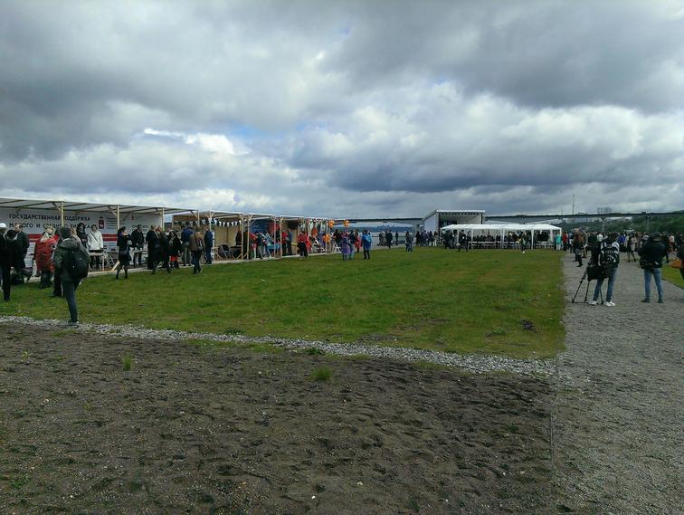 Ряд палаток слева.