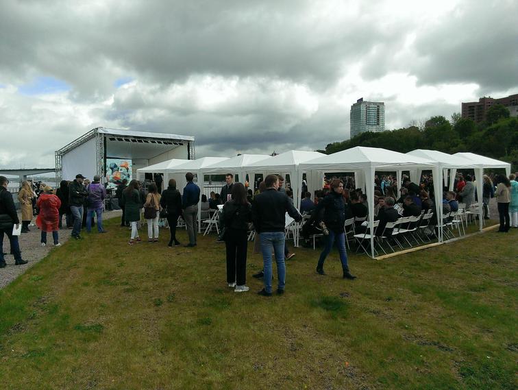 Посадочные места на открытой площадке.